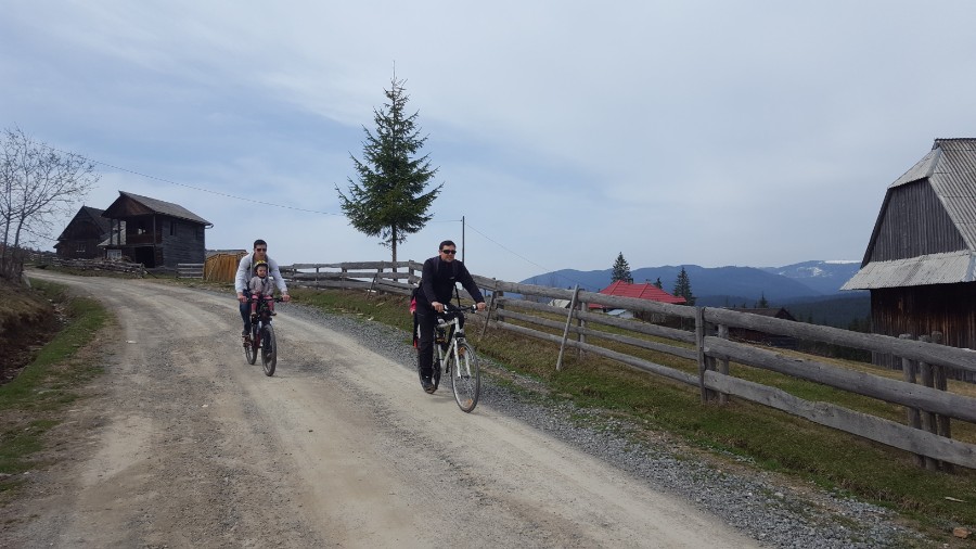 Aventuri in cinci Drumetie cu copiii pe biciclete la munte in Apuseni